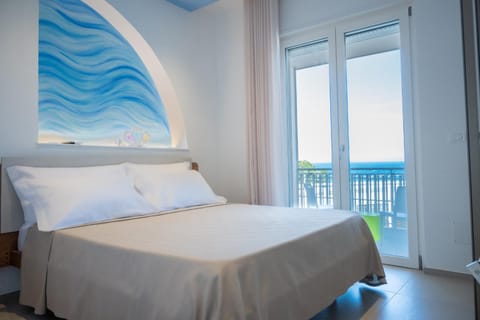 Bed, Balcony/Terrace, Photo of the whole room, Bedroom, Sea view