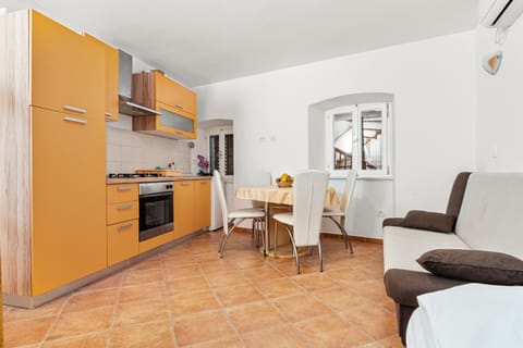 Kitchen or kitchenette, Living room, Seating area, Dining area, oven, stove