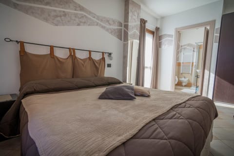 Bed, View (from property/room), Decorative detail, Floor plan, Pets, Garden view, Mountain view, Inner courtyard view