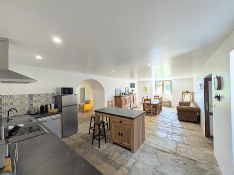 Kitchen or kitchenette, Living room, Dining area, dishwasher, oven, pet friendly, stove, toaster