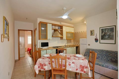 Kitchen or kitchenette, Dining area, minibar, oven, pet friendly, stove