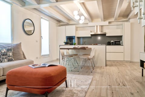 Kitchen or kitchenette, Living room, Seating area, Dining area, stove