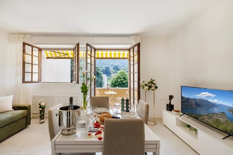 TV and multimedia, Coffee/tea facilities, Living room, Seating area, Dining area