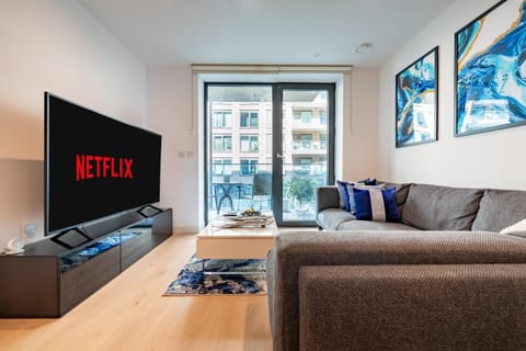 Communal lounge/ TV room, TV and multimedia, Living room, Seating area, Evening entertainment