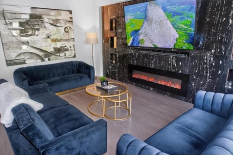 Communal lounge/ TV room, TV and multimedia, Living room, Evening entertainment