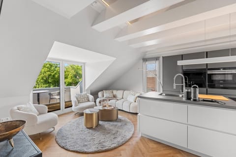 Coffee/tea facilities, Kitchen or kitchenette, Living room, Seating area, Dining area, minibar, stove