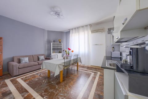 TV and multimedia, Coffee/tea facilities, Kitchen or kitchenette, Living room, Seating area, Dining area, internet, oven