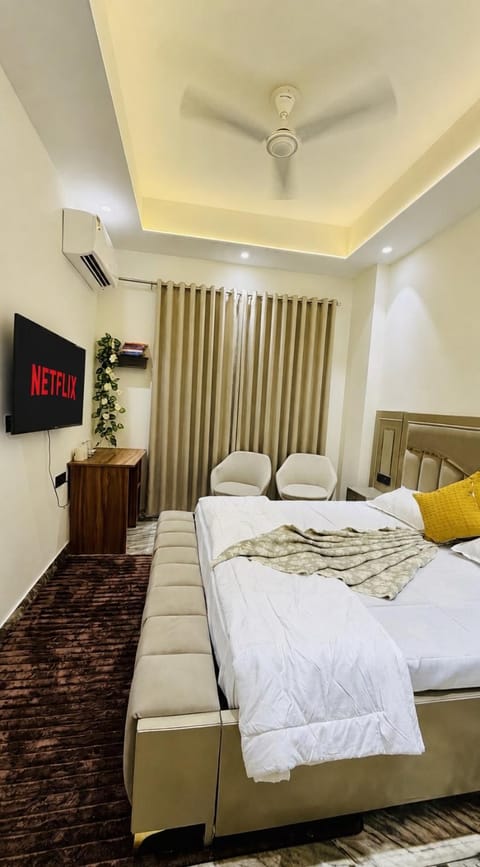 Bed, TV and multimedia, Photo of the whole room, Bedroom