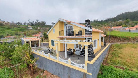 Property building, Facade/entrance, Spring, Natural landscape, Garden view, Mountain view