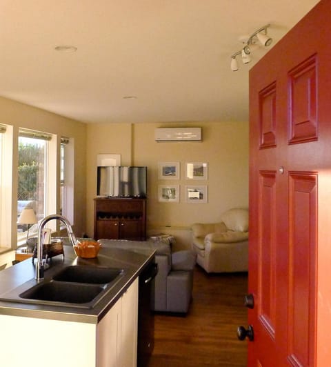 TV and multimedia, Kitchen or kitchenette, Living room