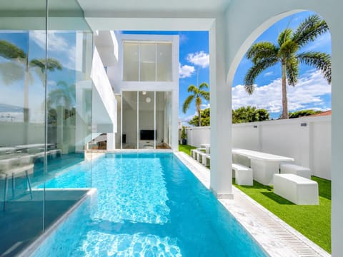Patio, Day, Swimming pool
