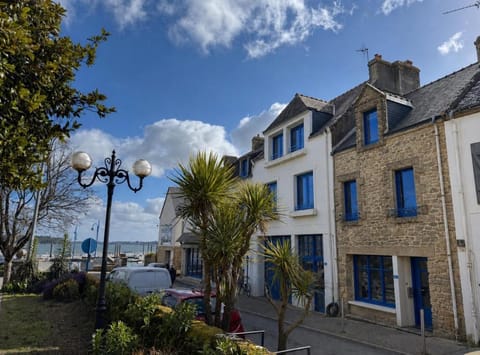 Property building, Sea view, Location