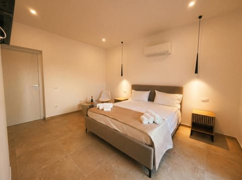 Bed, Bathroom, Coffee/tea facilities, Bedroom, internet, safe, towels, air conditioner