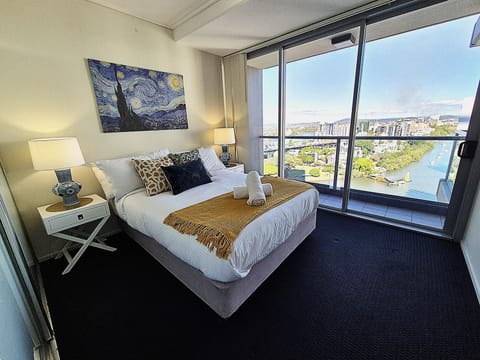 Bed, View (from property/room), Bedroom, City view