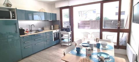 Kitchen or kitchenette, Living room, Dining area, oven