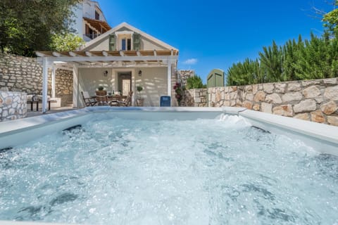 Property building, Hot Tub, Hot Tub, Balcony/Terrace