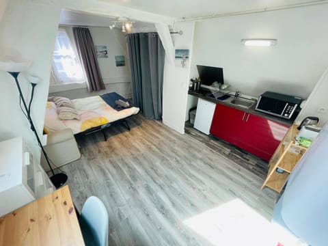 Photo of the whole room, Seating area
