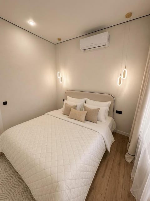 Bedroom, air conditioner