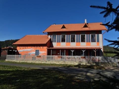 Facade/entrance