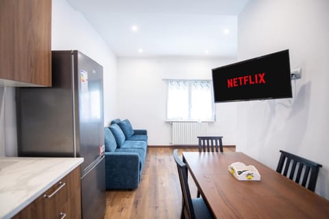 Communal lounge/ TV room, TV and multimedia, Kitchen or kitchenette, Living room, Seating area, Dining area, Evening entertainment, Text overlay
