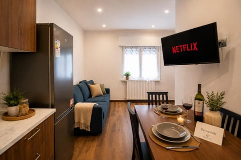 TV and multimedia, Coffee/tea facilities, Kitchen or kitchenette, Living room, Seating area, Dining area