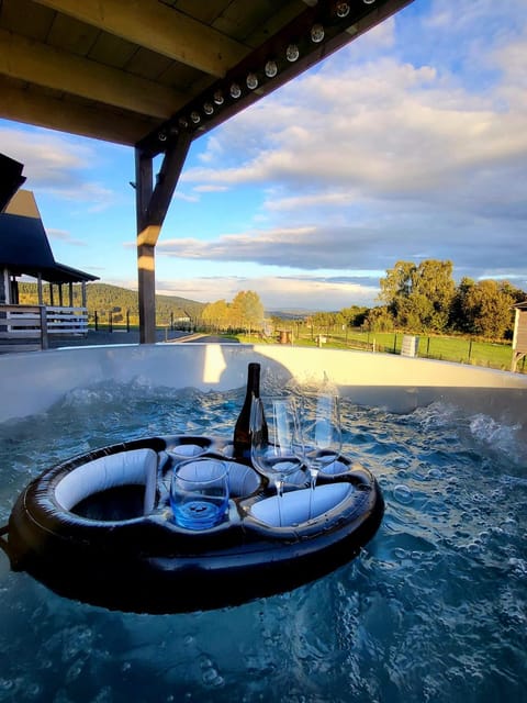 Patio, Day, Natural landscape, Hot Tub, Dining area, Swimming pool, Alcoholic drinks, sunbed
