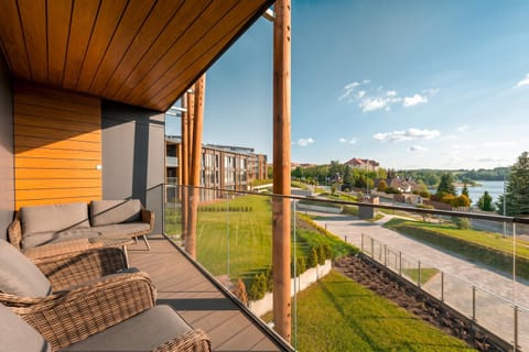 Property building, Day, Natural landscape, Garden, View (from property/room), Balcony/Terrace, Garden view, Lake view