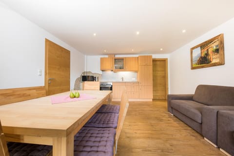 Coffee/tea facilities, Kitchen or kitchenette, Living room, Seating area, Bedroom