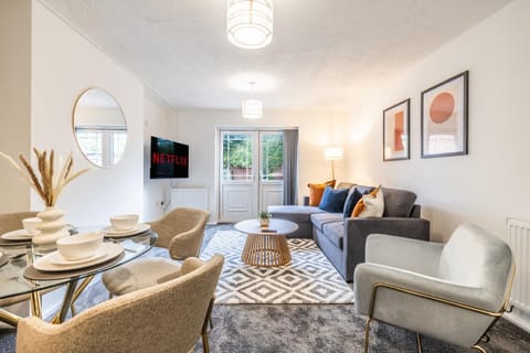 TV and multimedia, Living room, Seating area, Dining area