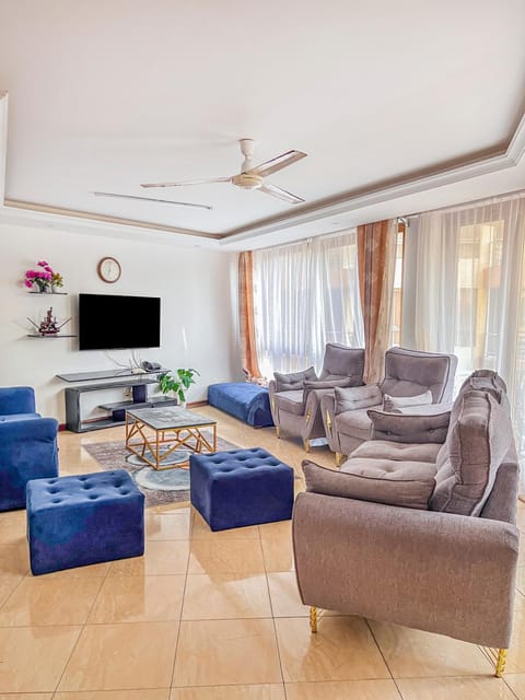 Communal lounge/ TV room, TV and multimedia, Family