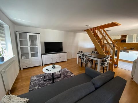 TV and multimedia, Living room, Seating area, Dining area