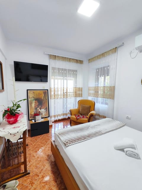 Bed, TV and multimedia, Photo of the whole room, Seating area, Bedroom