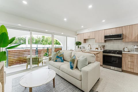 Coffee/tea facilities, Kitchen or kitchenette, Living room, Seating area, Dining area, dishwasher, oven, stove, toaster