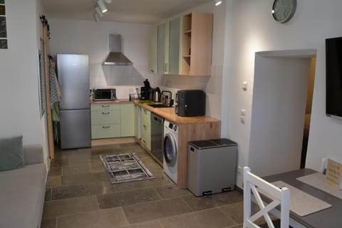 Coffee/tea facilities, Kitchen or kitchenette, dishwasher, stove, toaster, washing machine