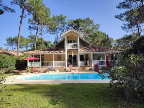 Property building, Patio, Garden, Garden view, Pool view, Swimming pool, sunbed