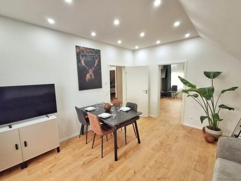 TV and multimedia, Living room, Seating area, Dining area, Evening entertainment