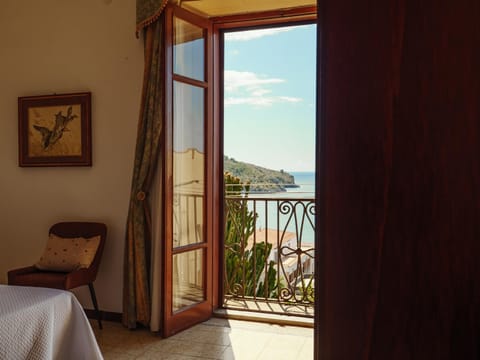 Bed, Natural landscape, View (from property/room), Balcony/Terrace, Photo of the whole room, Bedroom, Sea view
