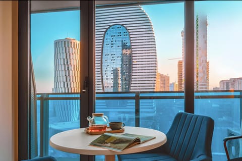 View (from property/room), Balcony/Terrace, Living room, Food and drinks, Seating area, Dining area, Food, City view, Drinks