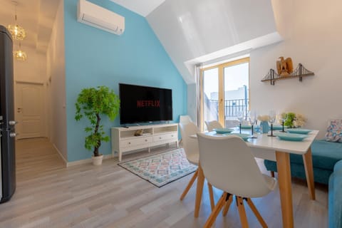 TV and multimedia, Living room, Seating area, Dining area, Evening entertainment, air conditioner