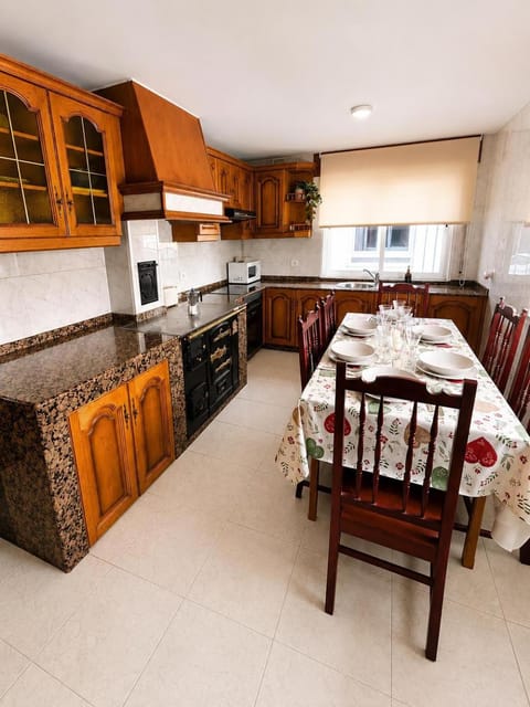 Kitchen or kitchenette, Dining area, oven, pet friendly, stove, toaster