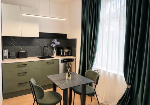 Kitchen or kitchenette, Dining area