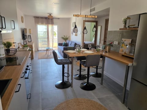Coffee/tea facilities, Kitchen or kitchenette, Dining area, oven, stove, toaster