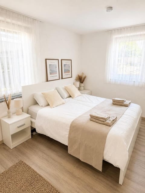Bed, Photo of the whole room, Bedroom, towels