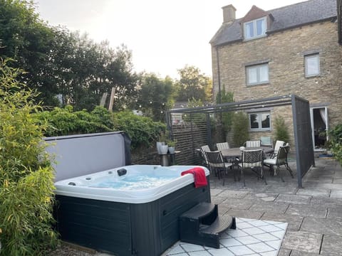 Patio, Garden, Hot Tub, Hot Tub, Garden view