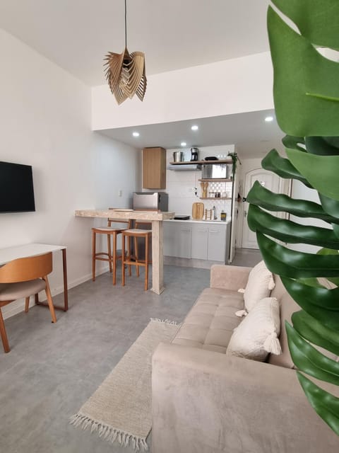 TV and multimedia, Kitchen or kitchenette, Living room, Seating area, Dining area