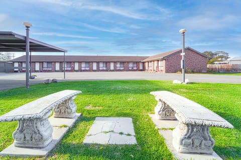 Property building, Garden, Garden view, Parking