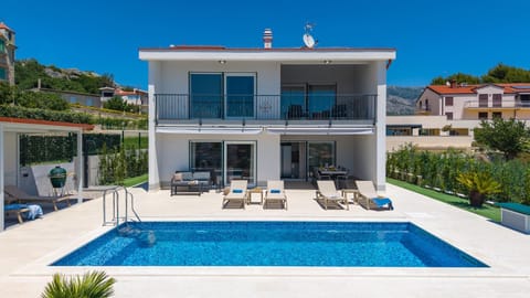 Property building, Patio, Day, Natural landscape, Balcony/Terrace, Swimming pool, sunbed