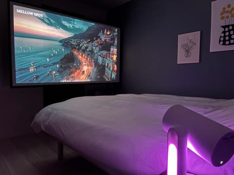 Bed, TV and multimedia, Bedroom