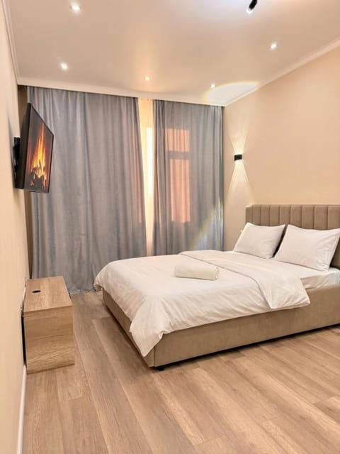 Bed, TV and multimedia, Bedroom, towels