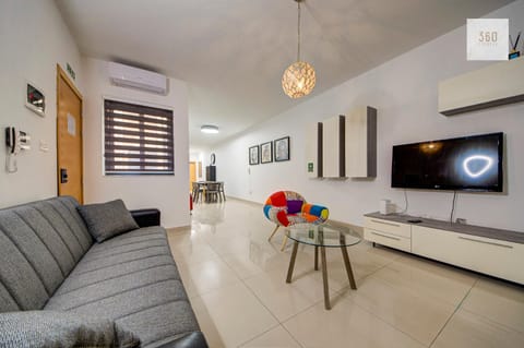 Communal lounge/ TV room, TV and multimedia, Living room, Seating area, Evening entertainment